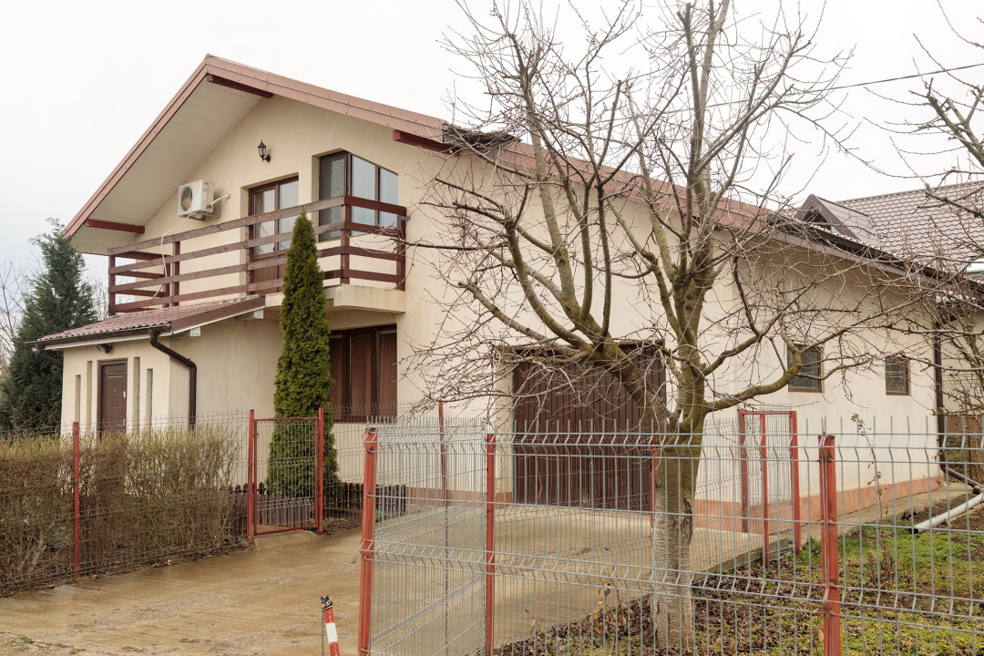 Casa cu 836 mp teren, in Horpaz, pe malul lacului Ezareni